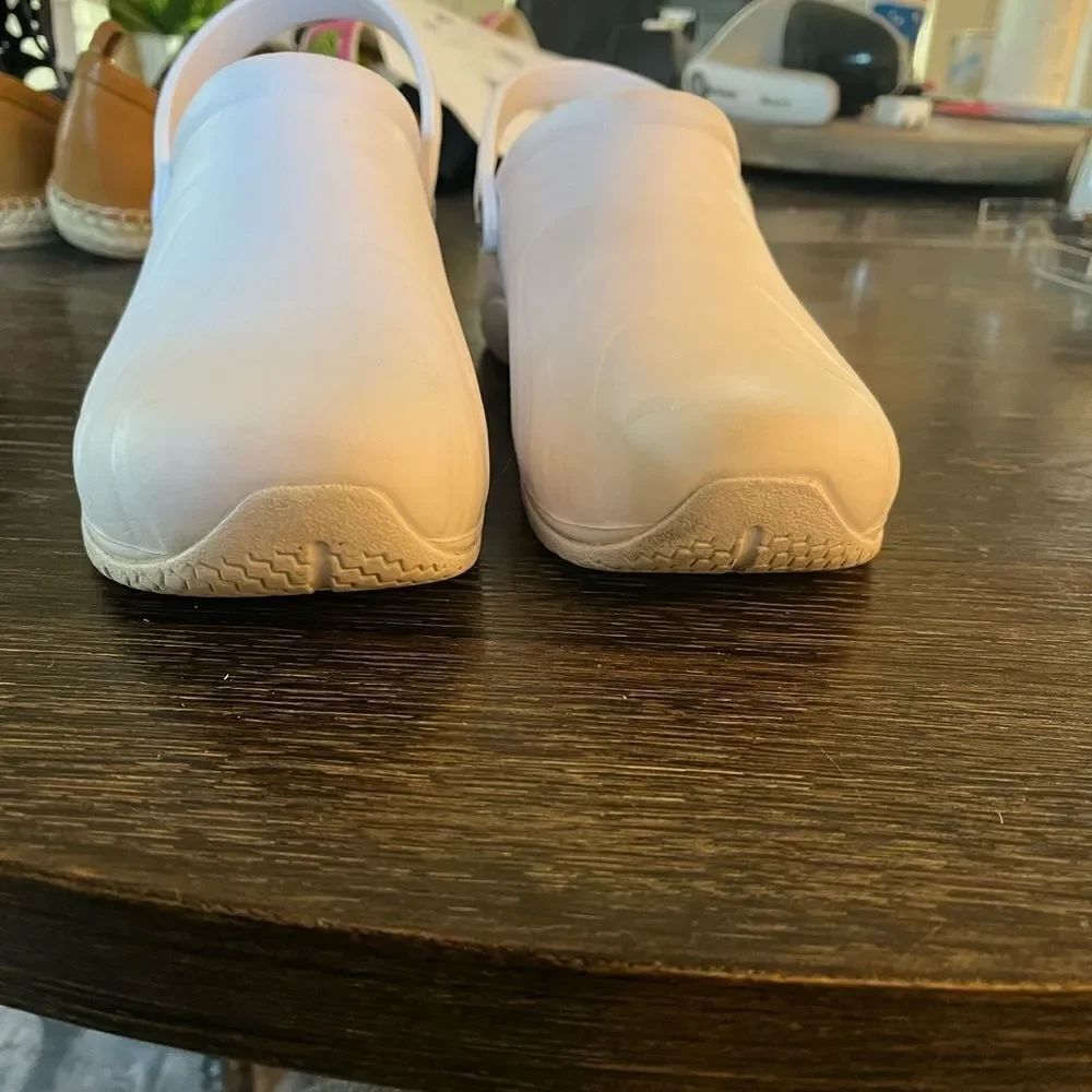 Any Wear Work Wear White Nurse Clogs Shoes sz 8 (m) 9.5 (W) - Picture 3 of 7